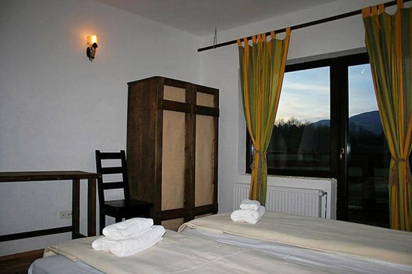 Taverna Pietrei Craiului Zărneşti Esterno foto